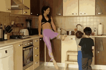 试着在日常生活中找灵感，比如用一条毛巾，实现健身家务两不误