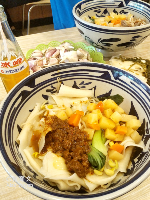 舌尖上的中国之陕西裤带面biang biang面,板凳不坐非要蹲着吃