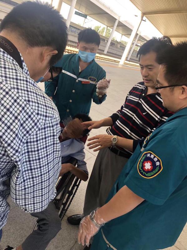 乘客列车上晕倒需急救,河南好医生刚上高铁就冲了上去|急救|殷德涛