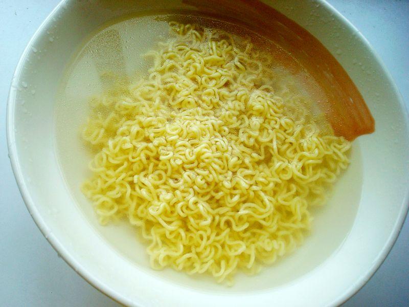 天热不要吃水煮泡面了,怪味新吃法几分钟搞定,太开胃爽口了