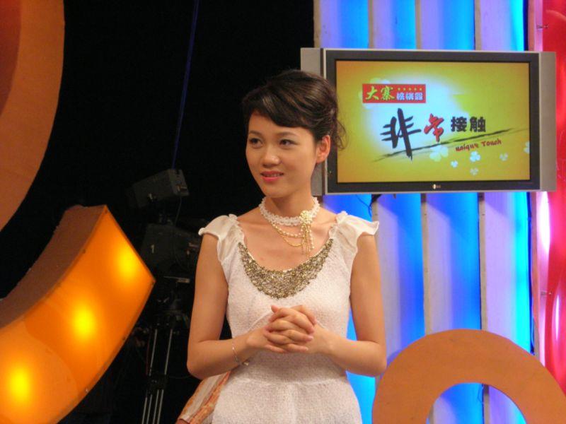 在进入安徽卫视之前,周群在合肥人民广播电台主持《吉祥鸟》节目.