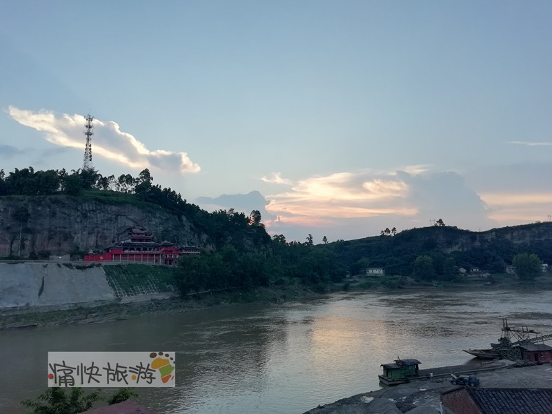 沱江西岸牛王山上的晚霞