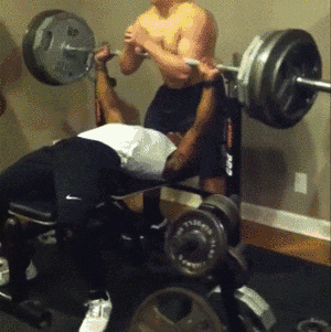 卧推也是健身房杀手级别的动作，脖子被卡住、分分钟就会要命