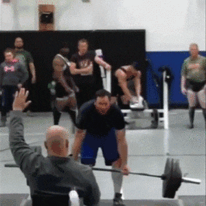 硬拉后大脑缺氧晕倒、后脑勺着地可就悲剧了。。。