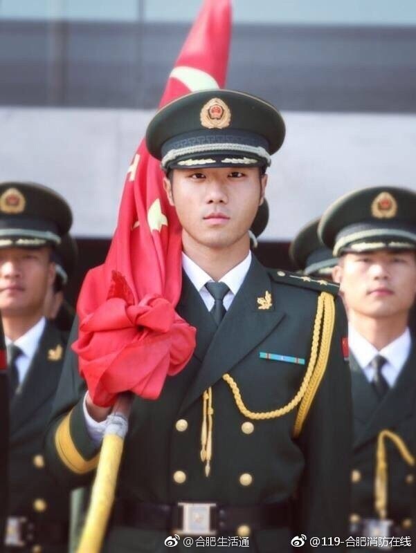 帅气!军魂入骨,军装难脱,英勇的公安消防部队[
