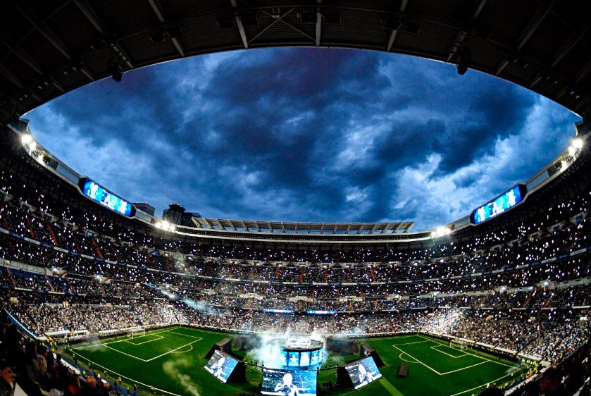 皇马欧冠夺冠庆典 伯纳乌8万人高喊:c罗留下来!