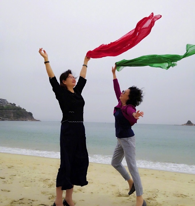 蒋欣晒老妈旅游照,中老年拍照标准pose,后2张不是扭秧歌吗