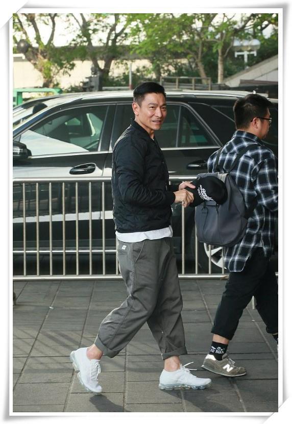 刘德华这条裤子, 男人看了都怀疑人生, 网友: 这还能好好走路吗?