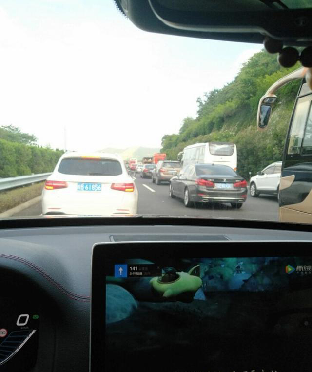开着比亚迪唐dm在高速堵车,车主表示:感觉非常享受