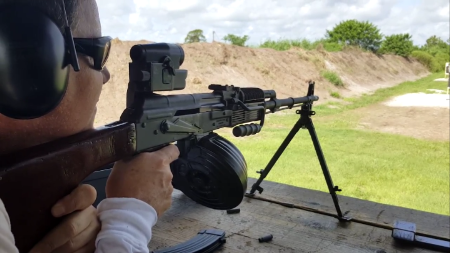 rpk轻机枪配备弹鼓靶场射击测试,玩过cf游戏的应该不陌生