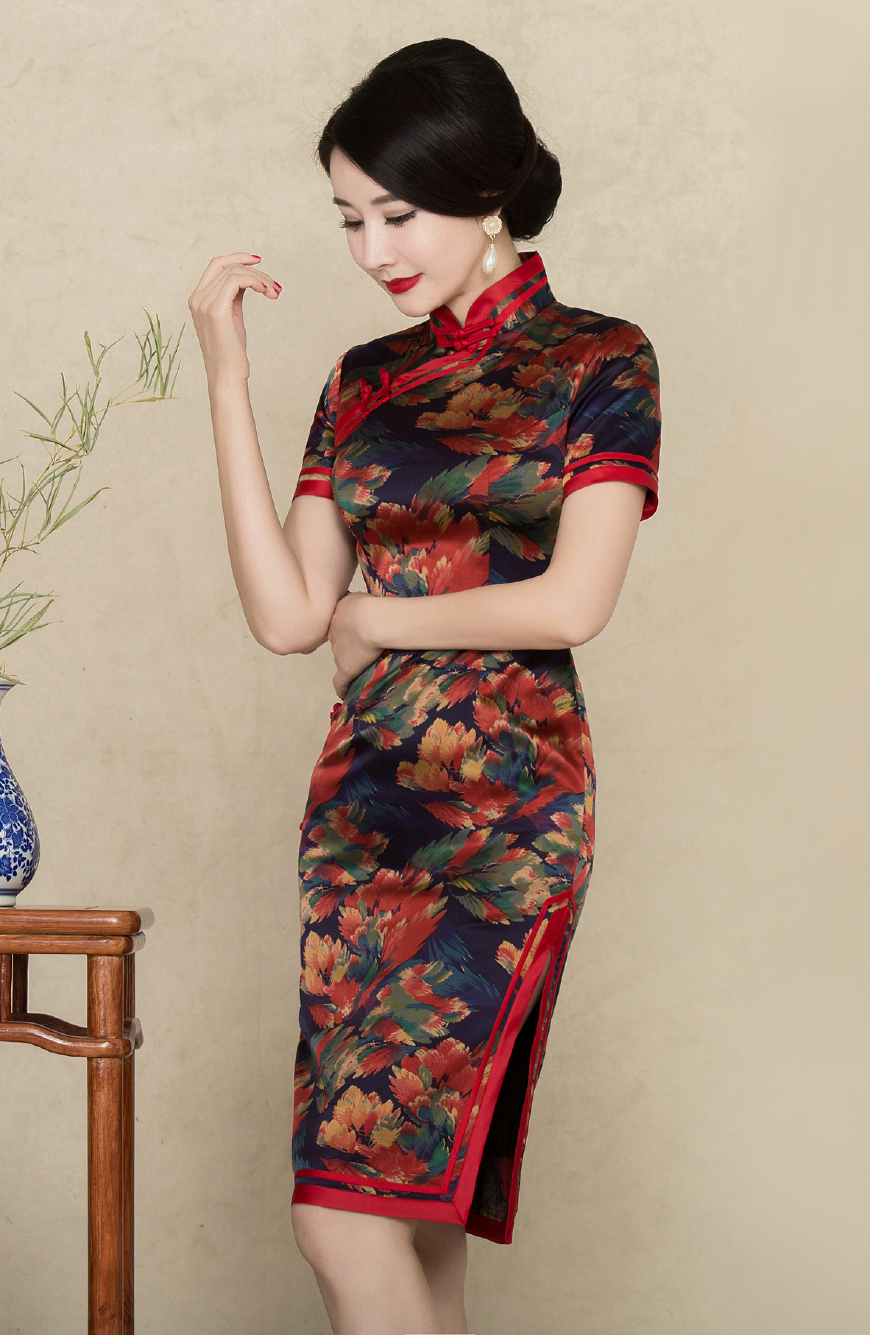 改良版旗袍裙下难以遮掩的风情,白嫩肌肤引人注目