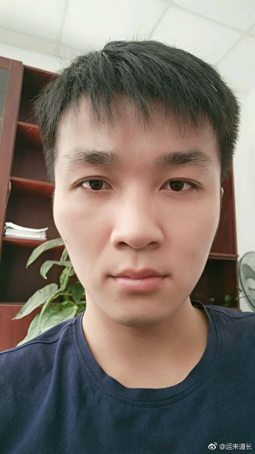 这一双眉毛太惹人眼了眉毛如钢针根根竖起眉尾散乱