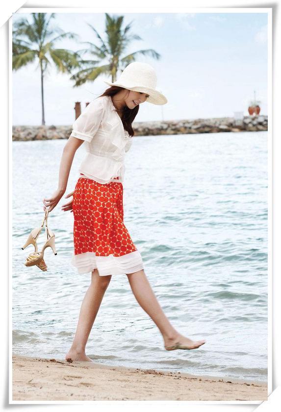 金喜善真会"装",白衬衫搭紫色长裙,41岁活脱脱嫩成21岁花姑娘