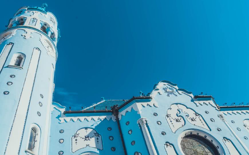 教堂整体色调为主蓝色辅白色,甚至房顶也是采用的蓝釉陶瓷,因此当地人