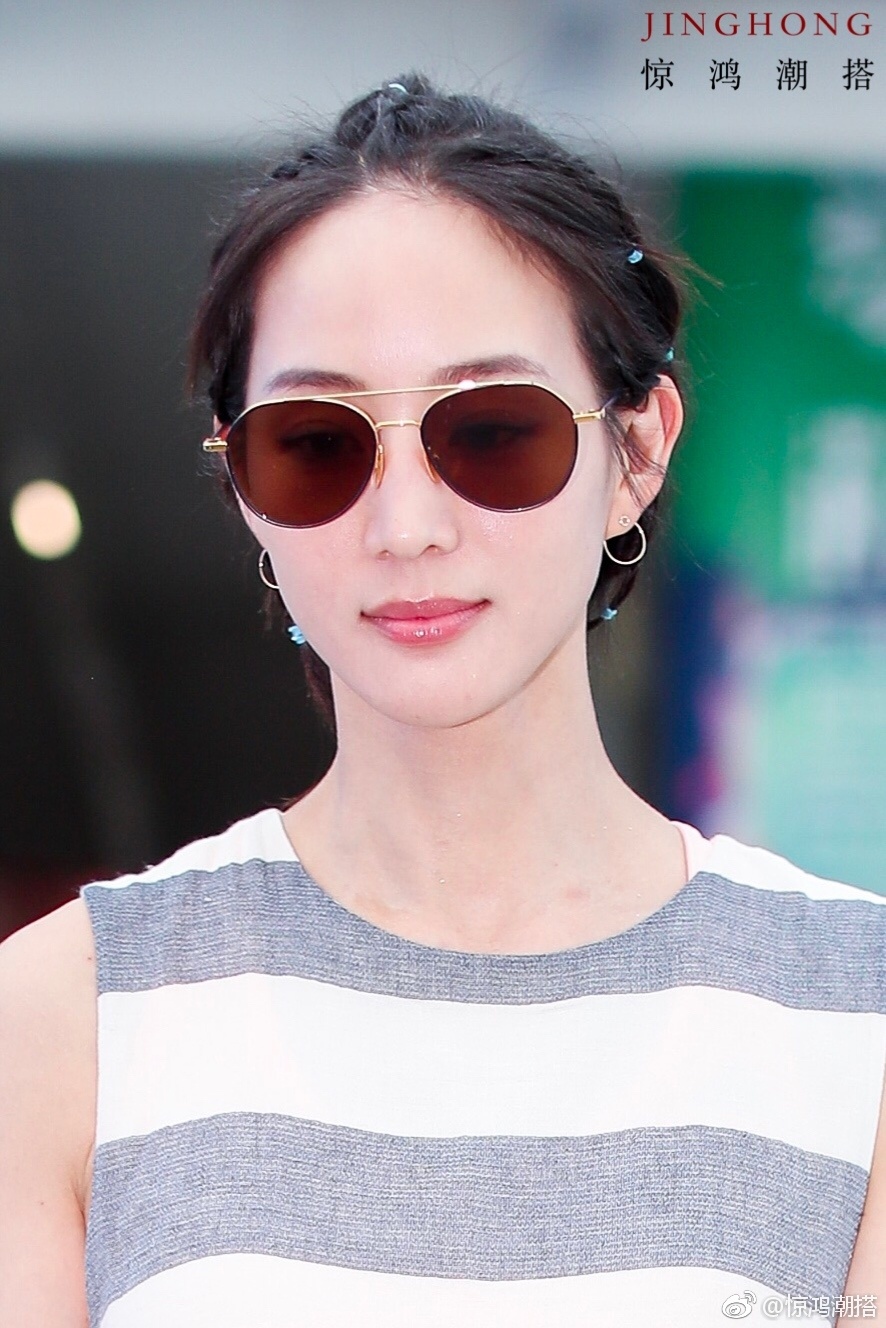 张钧宁昨日北京机场照,一身棉麻质地的上衣、