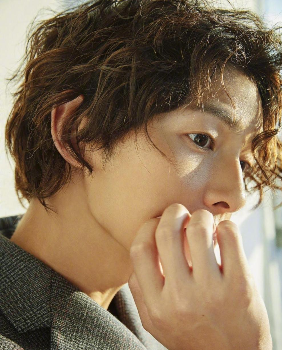 宋仲基泡面头日系装扮惊喜亮相