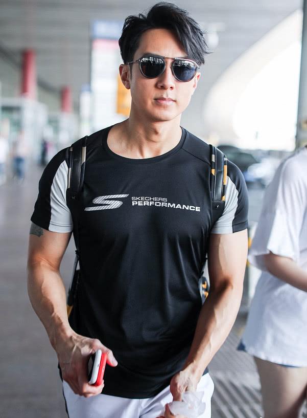 吴尊现身某机场,戴着炫黑色的墨镜帅气十足!
