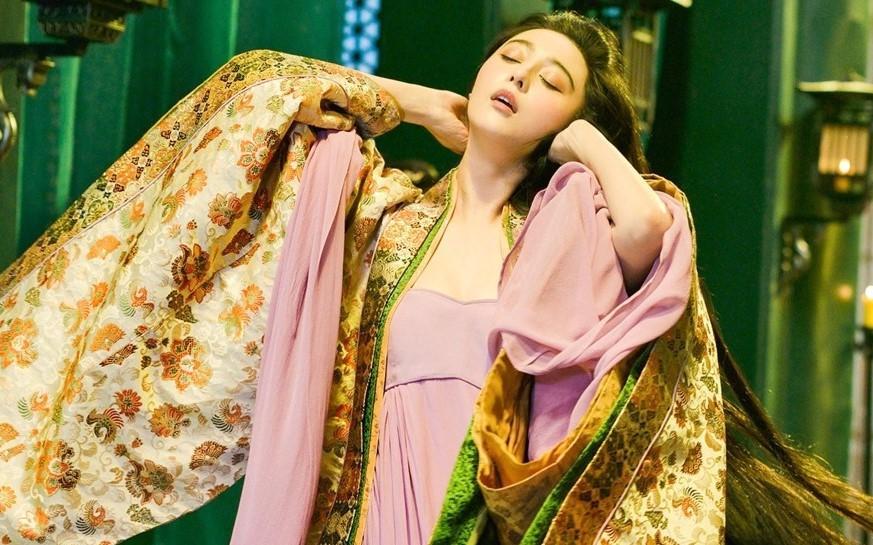 其皮肤白皙,那楚楚动人的双眸很是灵性,说其是倾国倾城的美女一点也不