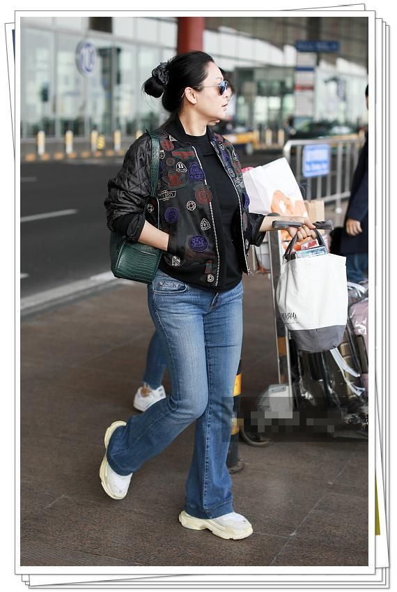 侧面看过去,陈红也有了双下巴,素颜示人的她颜值崩塌啊!