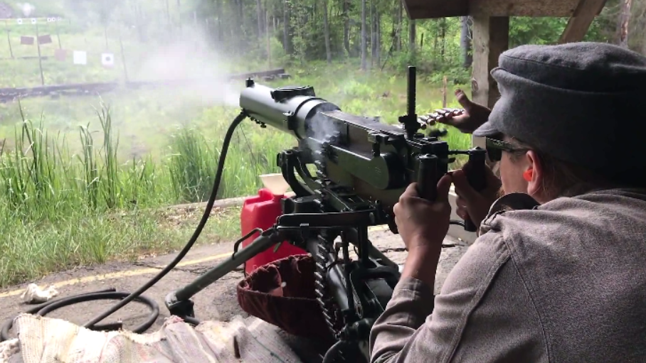 远近闻名的水冷式马克沁重机枪,采用弹链供弹,靶场射击评测!