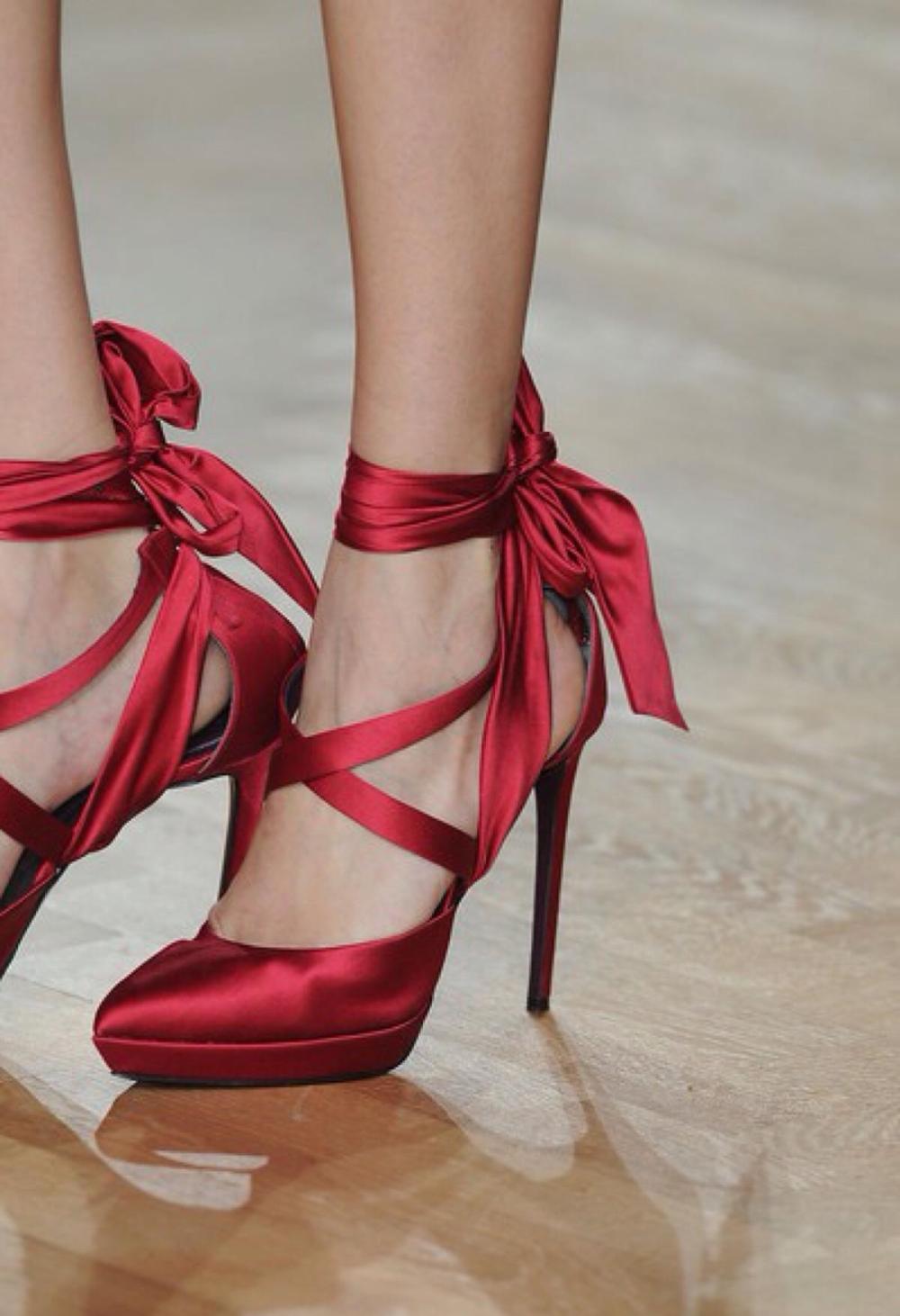 高跟鞋是指鞋跟特别高的鞋, 会使穿此鞋的人的脚跟明显高于脚趾