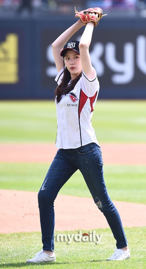 韩国女艺人朴智贤任棒球比赛开球嘉宾