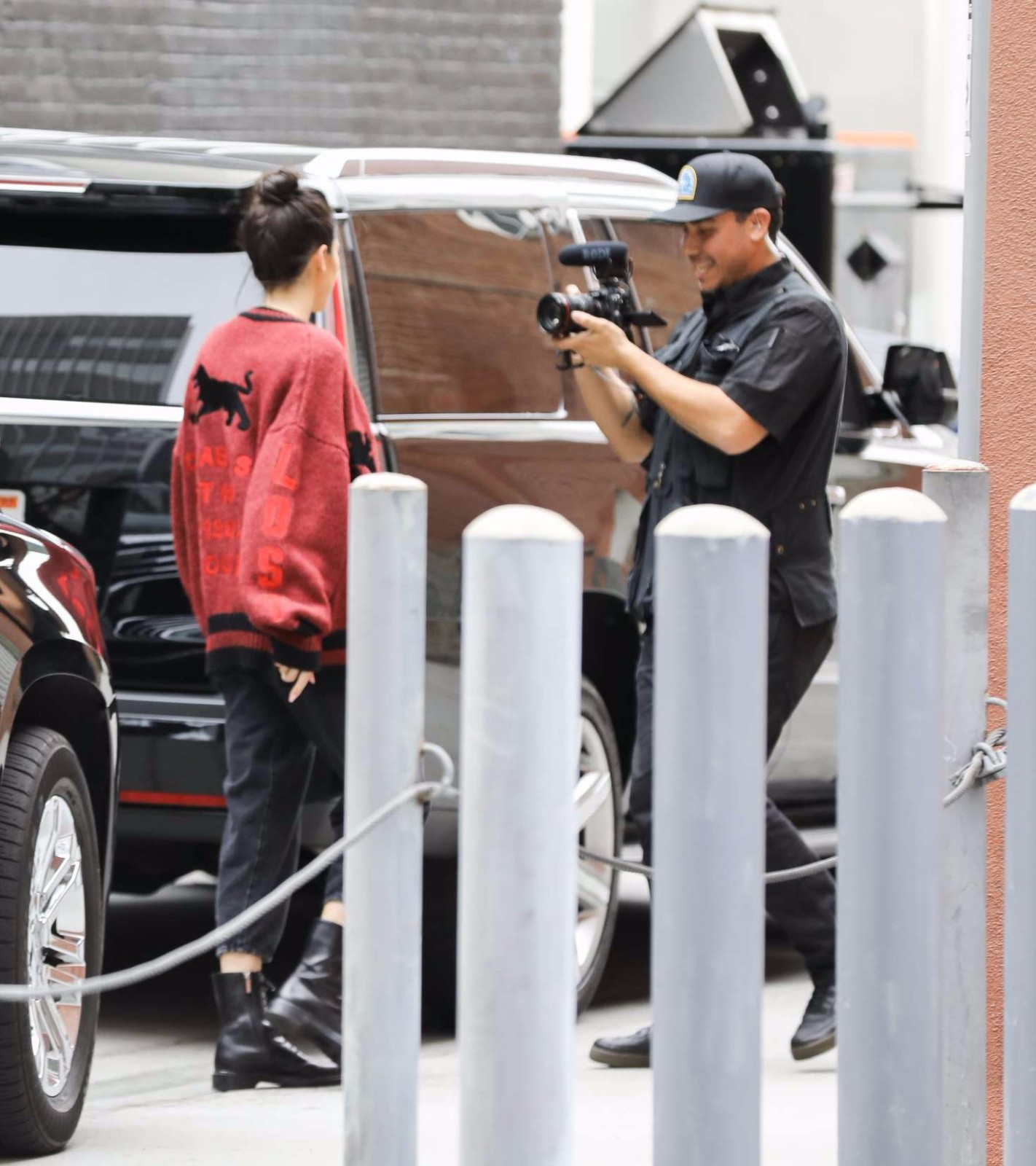 肯达尔·詹娜现身加州街头,被狗仔跟拍,表现得很淡定!