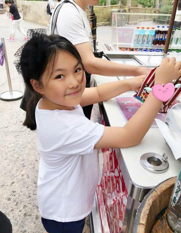 王诗龄肚子圆滚滚好像又胖了,李湘晒8岁女儿打高尔夫球.