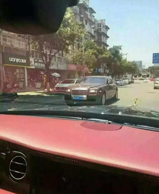 有这样的装逼吗晒出这样的豪车照片车主到底怎么想的