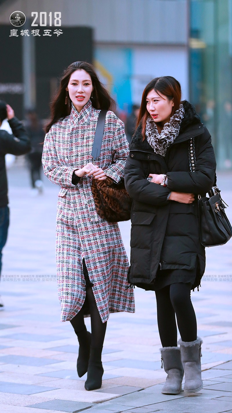 街拍:时尚达人们的身上总是透露着一股潮流的气息