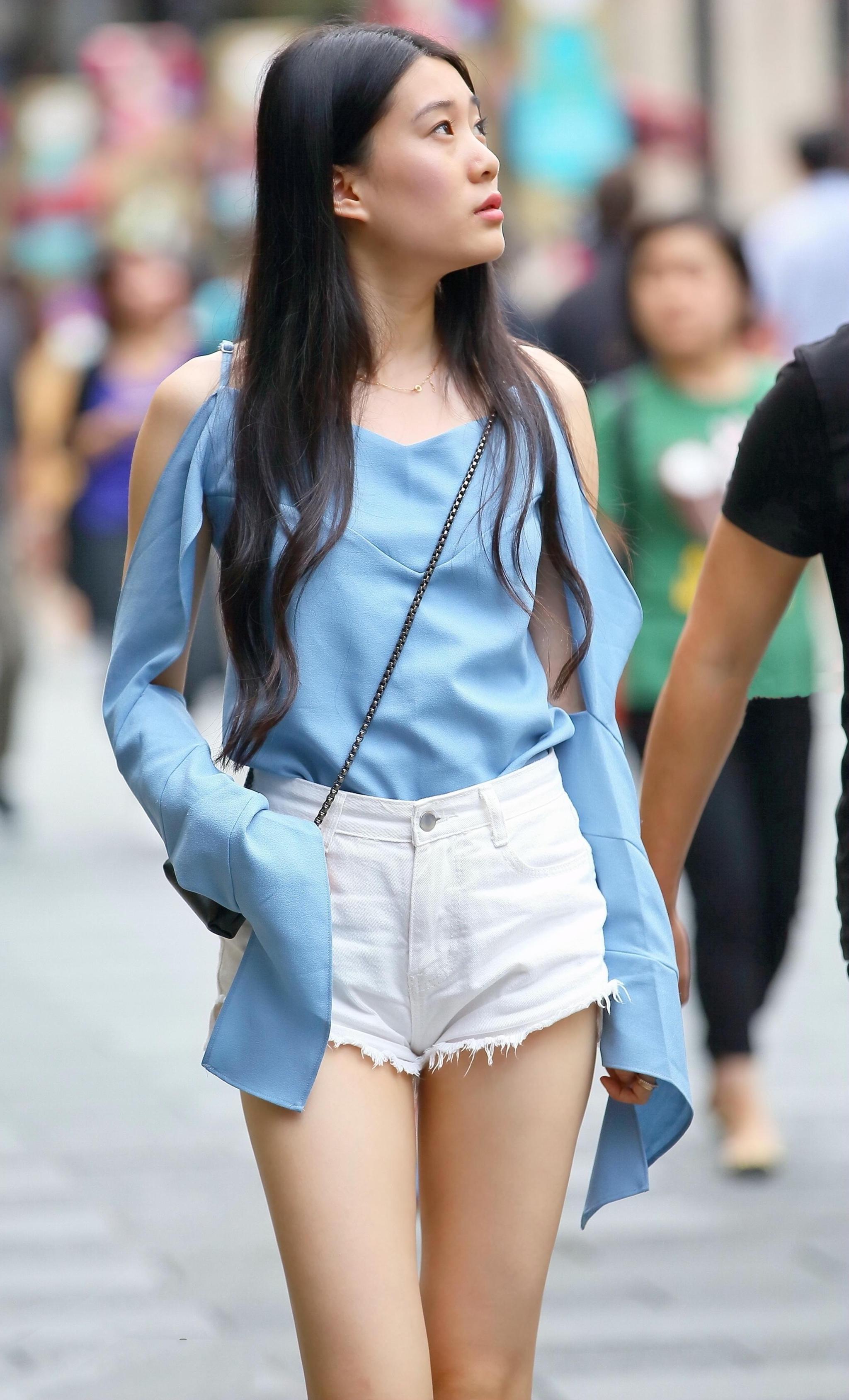 街拍:紧身热裤搭配漏肩上衣的美女,小姐姐这个衣袖还可以甩着玩