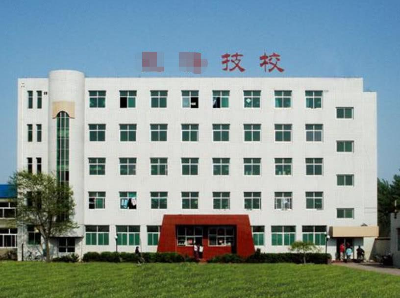 少女被同学搞到精神失常,家长想讨个说法,技校:退你一半学费!