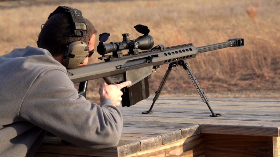 巴雷特m82a1大口径狙击步枪射击实测,弹匣太大一只手都握不过来