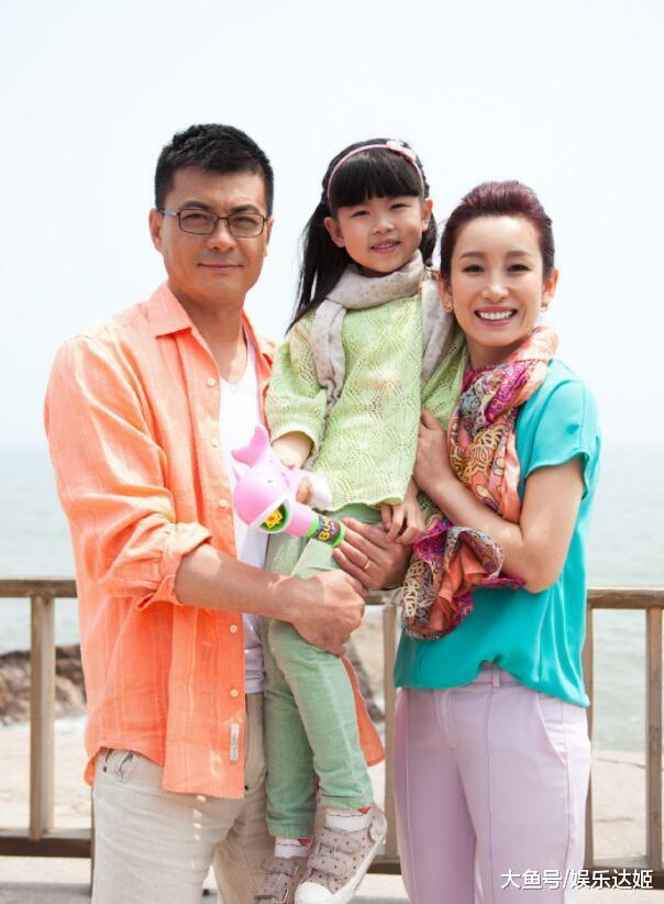 银幕硬汉手撕鬼子的代言人妻子却是温柔似水的秦海璐