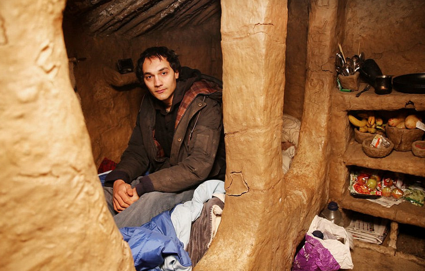 外国小伙子害怕城市快节奏生活刚毕业躲荒郊野外