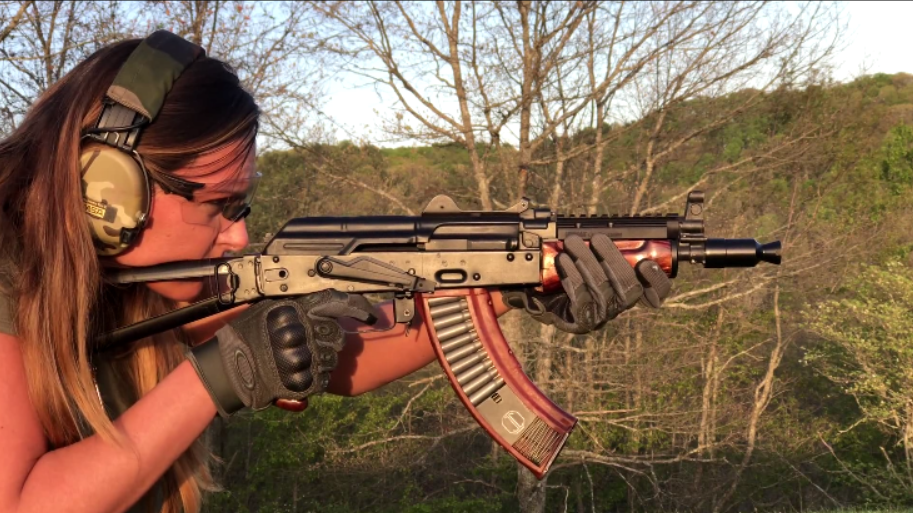 这支ak-104步枪安装后效果就有点不尽人意