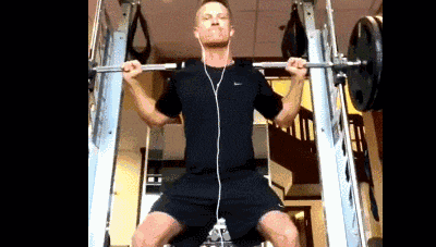 用史密斯机就好了？根本不存在！实力不够、一样会被杠铃压垮