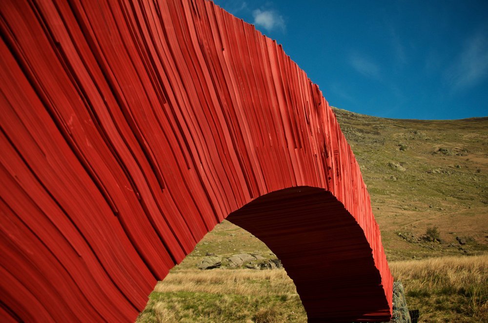 红色纸桥英国艺术家stevemessam用2万张鲜红的纸在英国湖区的