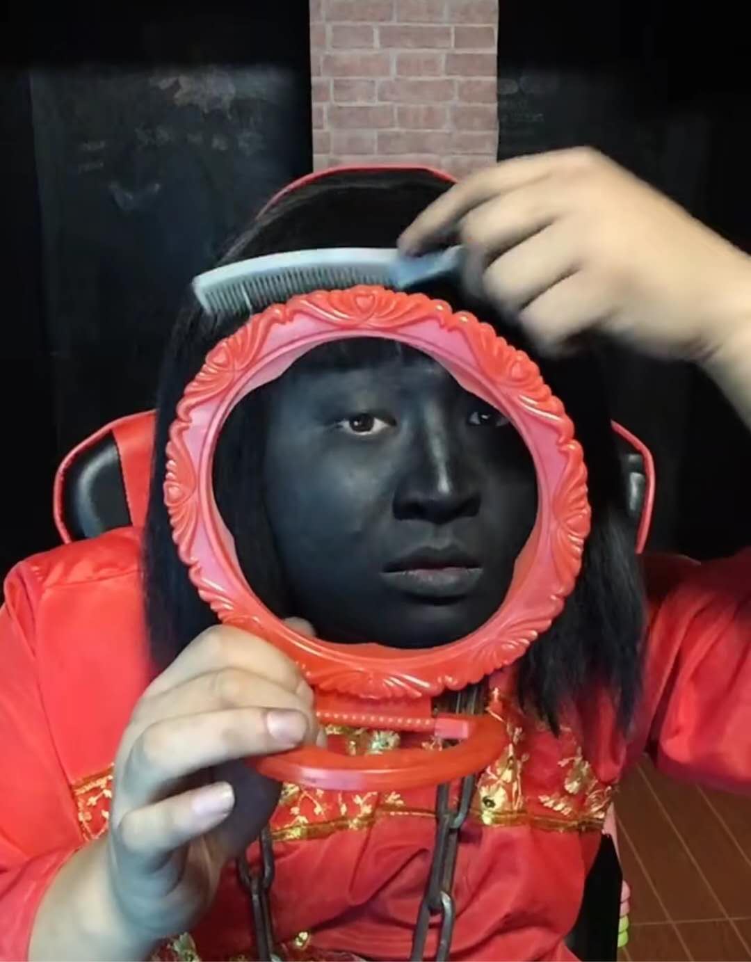 黑炭小伙对镜梳妆,他一笑网友就忍不住了:地府上班的煤炭成了精