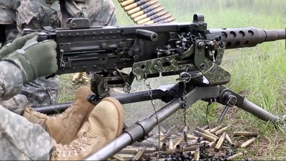 勃朗宁m2重机枪靶场射击测试采用12.7毫米大口径弹药供弹