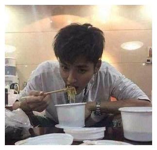 明星花式吃泡面,鹿晗站桥上吃,宋茜被绑着吃,但