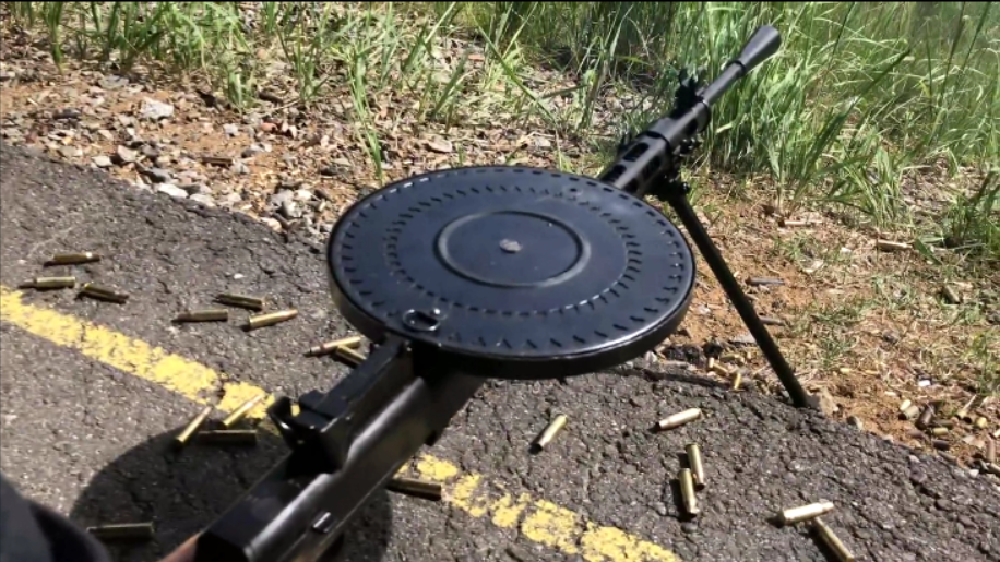 二战远近闻名的dp28轻机枪又称转盘机枪靶场实弹射击测试