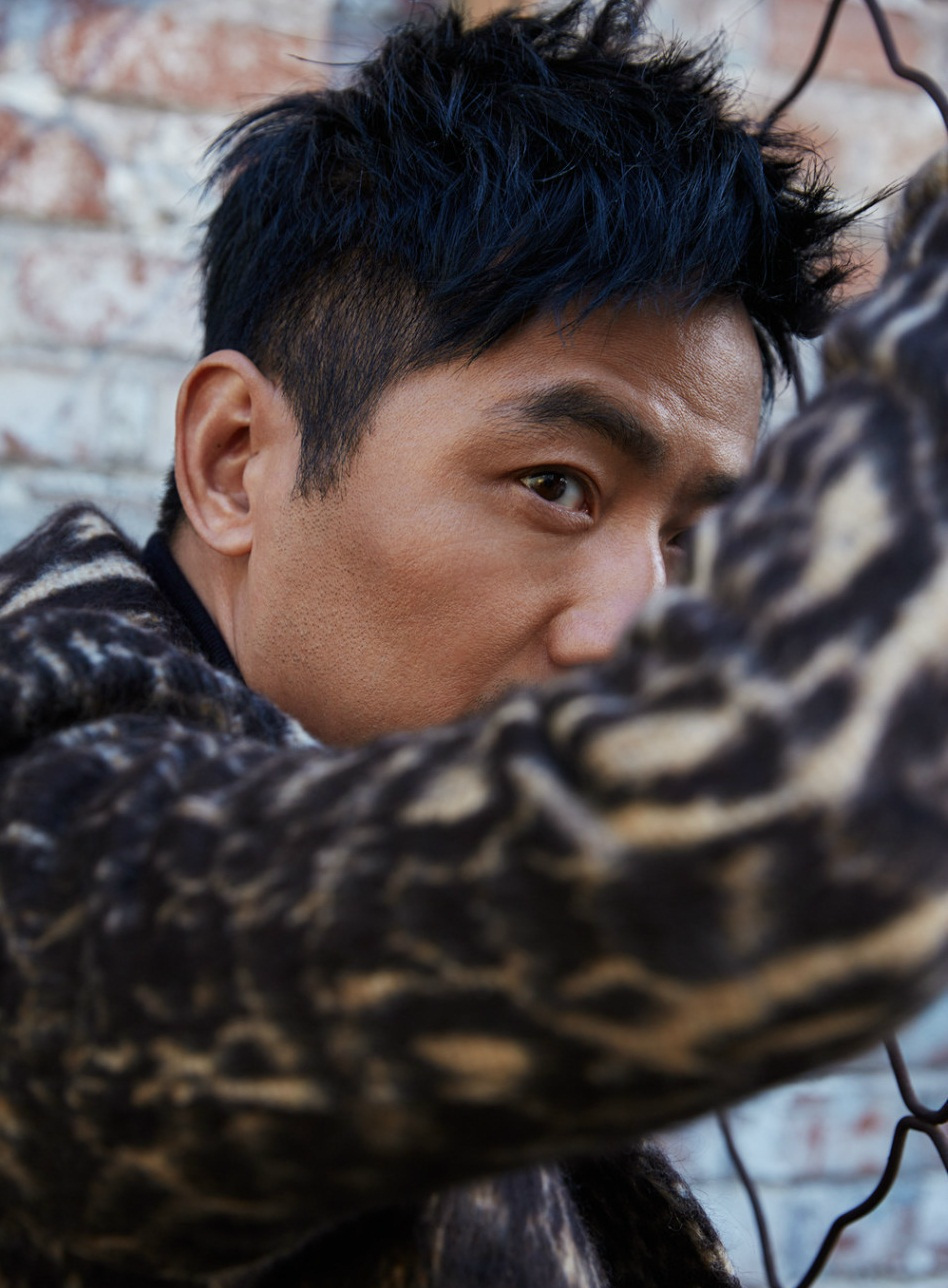 郭晓东豹纹大衣拍写真毛孔明显皮肤黝黑,这才是真正男子汉