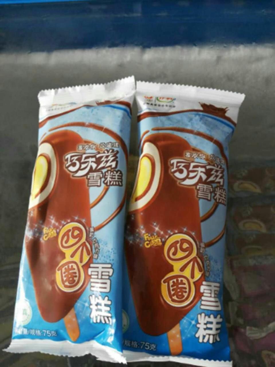 伊利四个圈:这款雪糕巧克力太多了,外面有一层,里面还有一大块,实在是