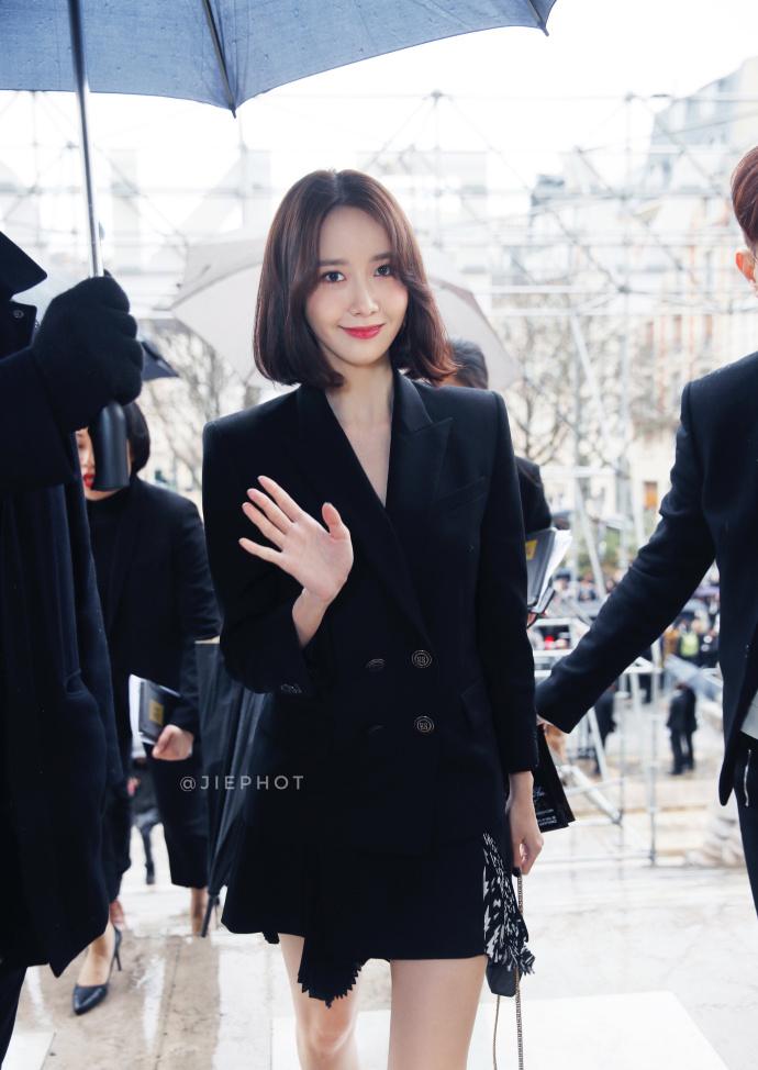林允儿短发搭配黑色西装清爽又帅气,可惜腿型不完美