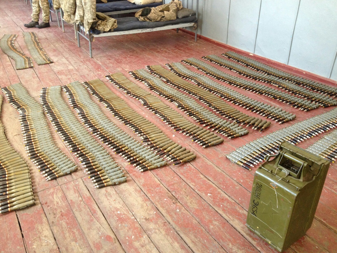 发生爆炸的乌克兰军火库内景被公开,随处可见全副武装的士兵