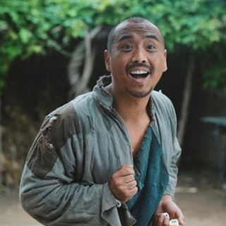 李老三是李家村出了名的傻子,村子里人都笑话他缺心眼,叫他傻三听.