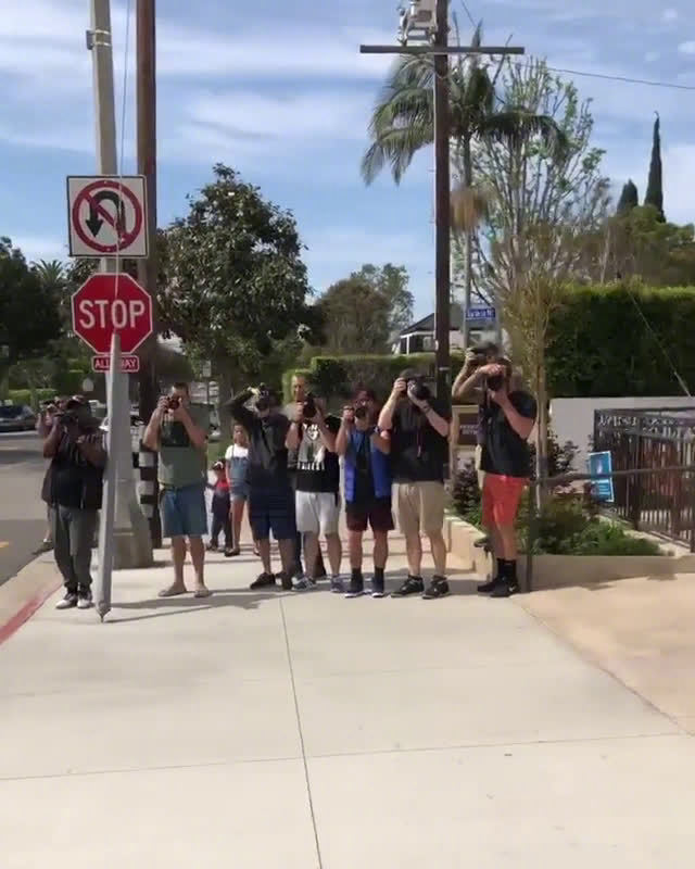 本·阿弗莱克每天出门被各种跟拍,于是这次他跟狗仔对拍:"我仍然搞不