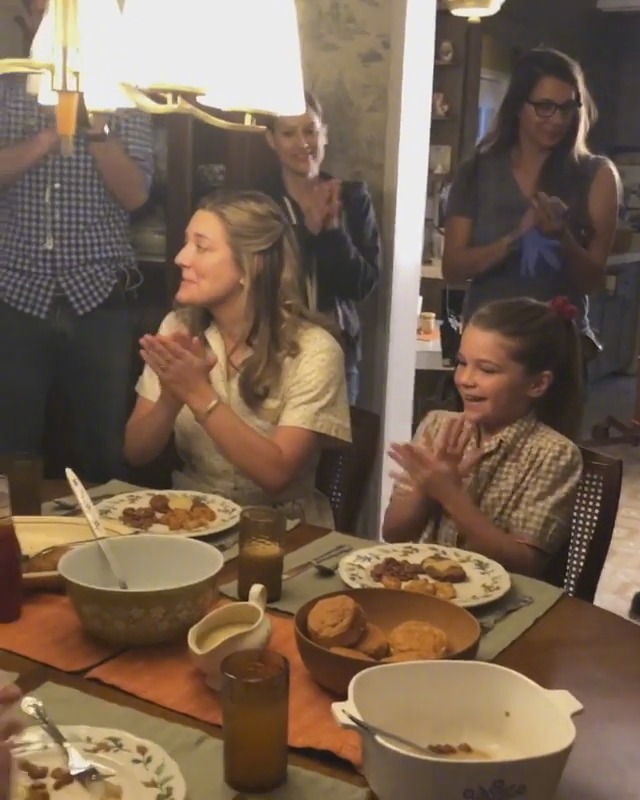 《少年谢尔顿》剧组本周为妈妈mary的扮演者zoe perry庆生!