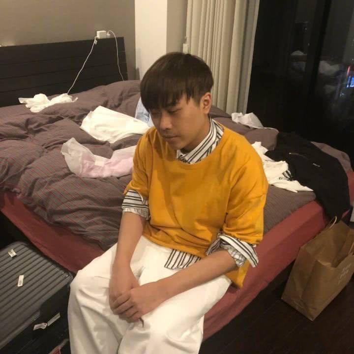 赵梦玥晒出旅游照, 被封杀的卢本伟难得出现, 网友: 照片p的过分